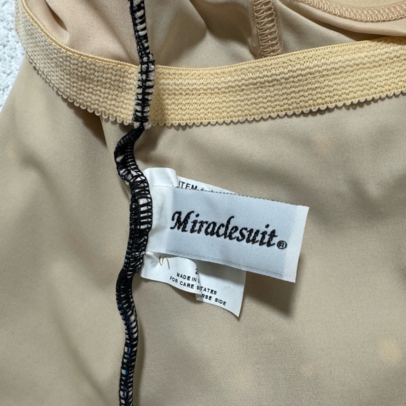 Miraclesuit Women Size 8 polka Dot Swim Tankini Top Ruffle Front - Picture 7 of 10